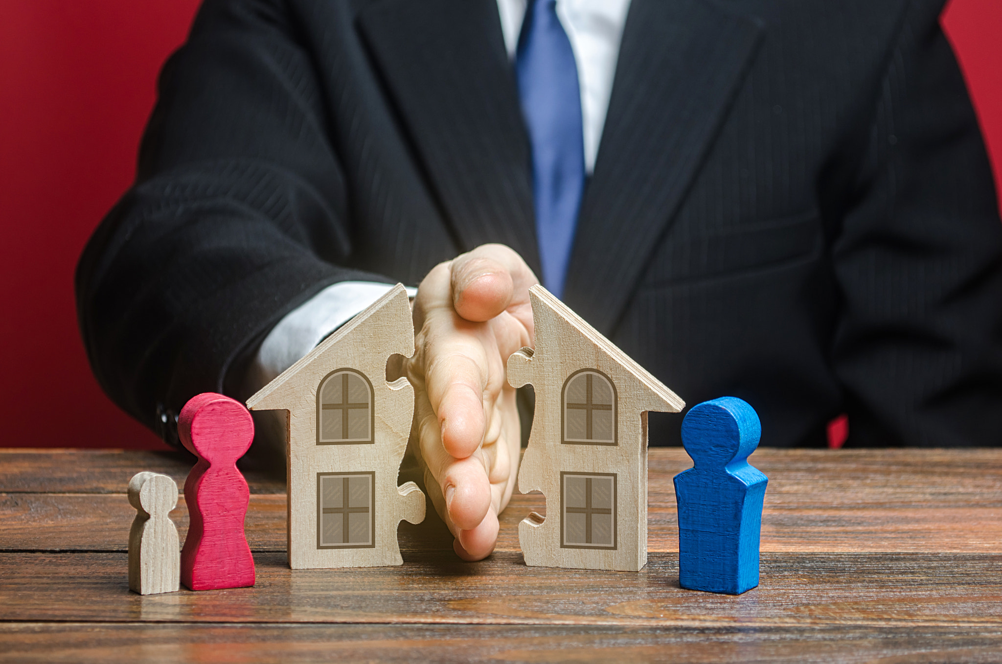 Man shares a house between former spouses in a divorce process. Disputes over fair division of marit