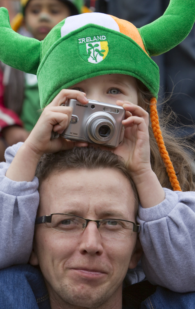 Little girl with camera by Danny Nee on 500px.com