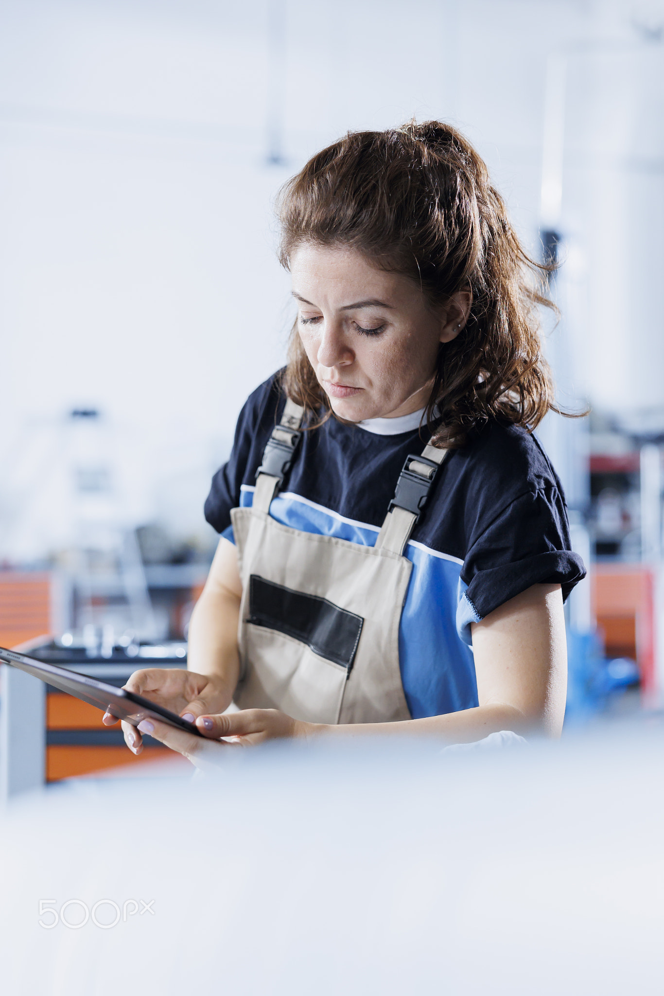 Serviceman calculates car repair costs