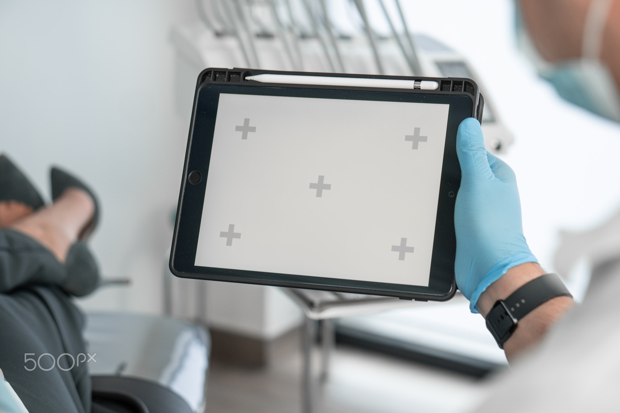 With the help tablet, dentist provides the patient with detailed information and illustrations for a