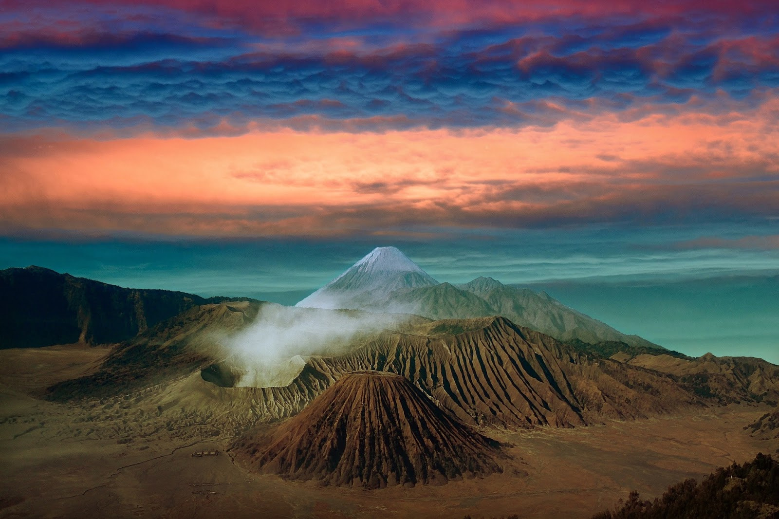 pemandangan gunung volcano-min