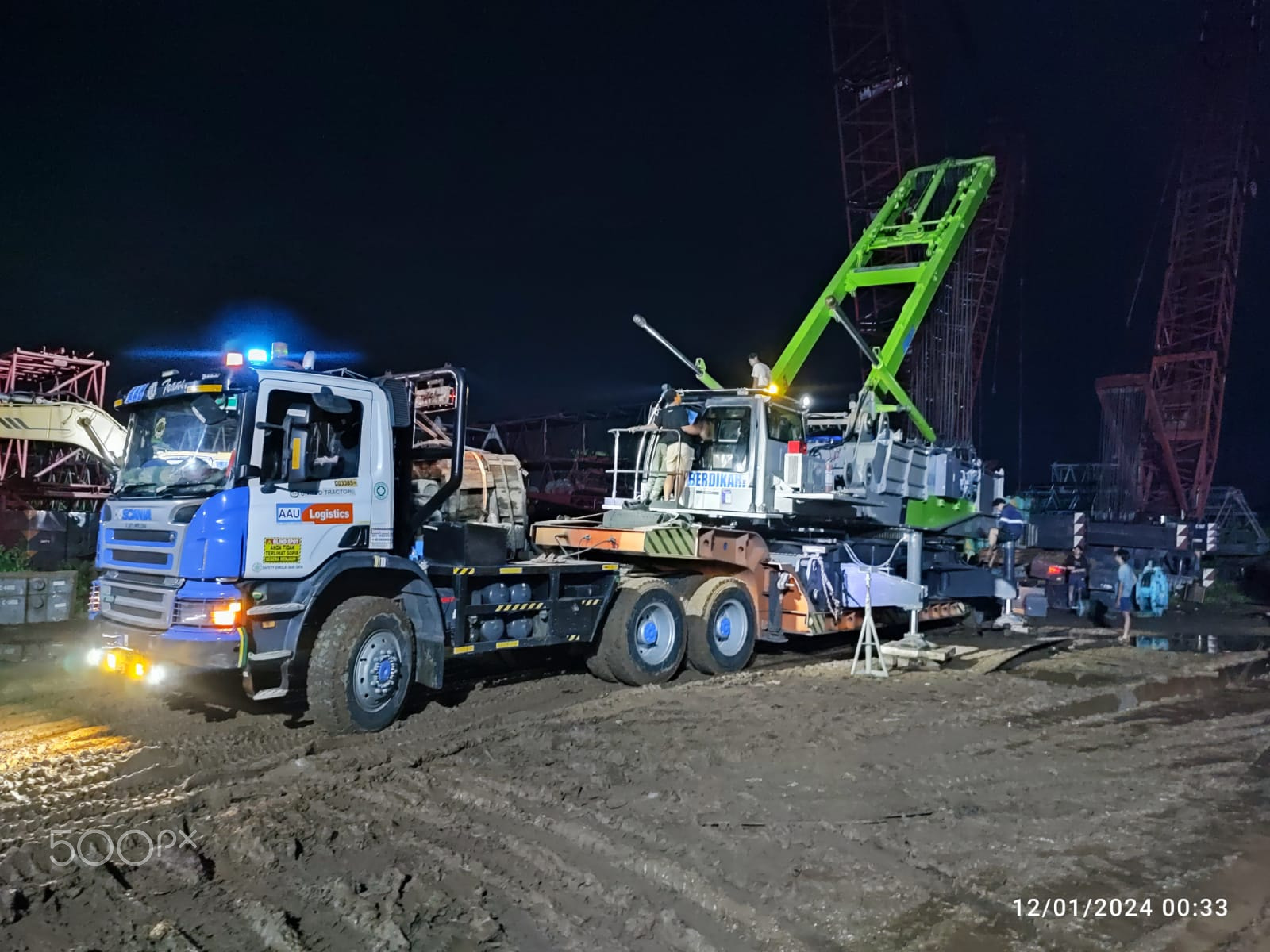 The toughness of the Dongfeng Lowboy Truck Loads the ZTC 5000 Crane Body.jpg