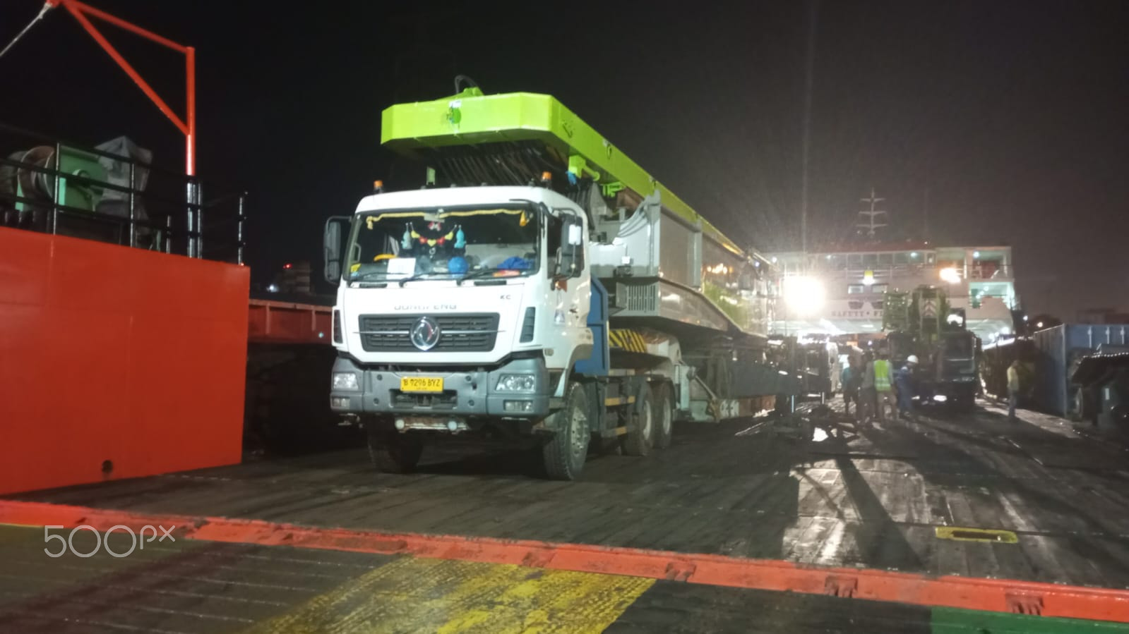 The toughness of the Dongfeng Lowboy Truck Loads the ZTC 5000 Crane Body.jpg