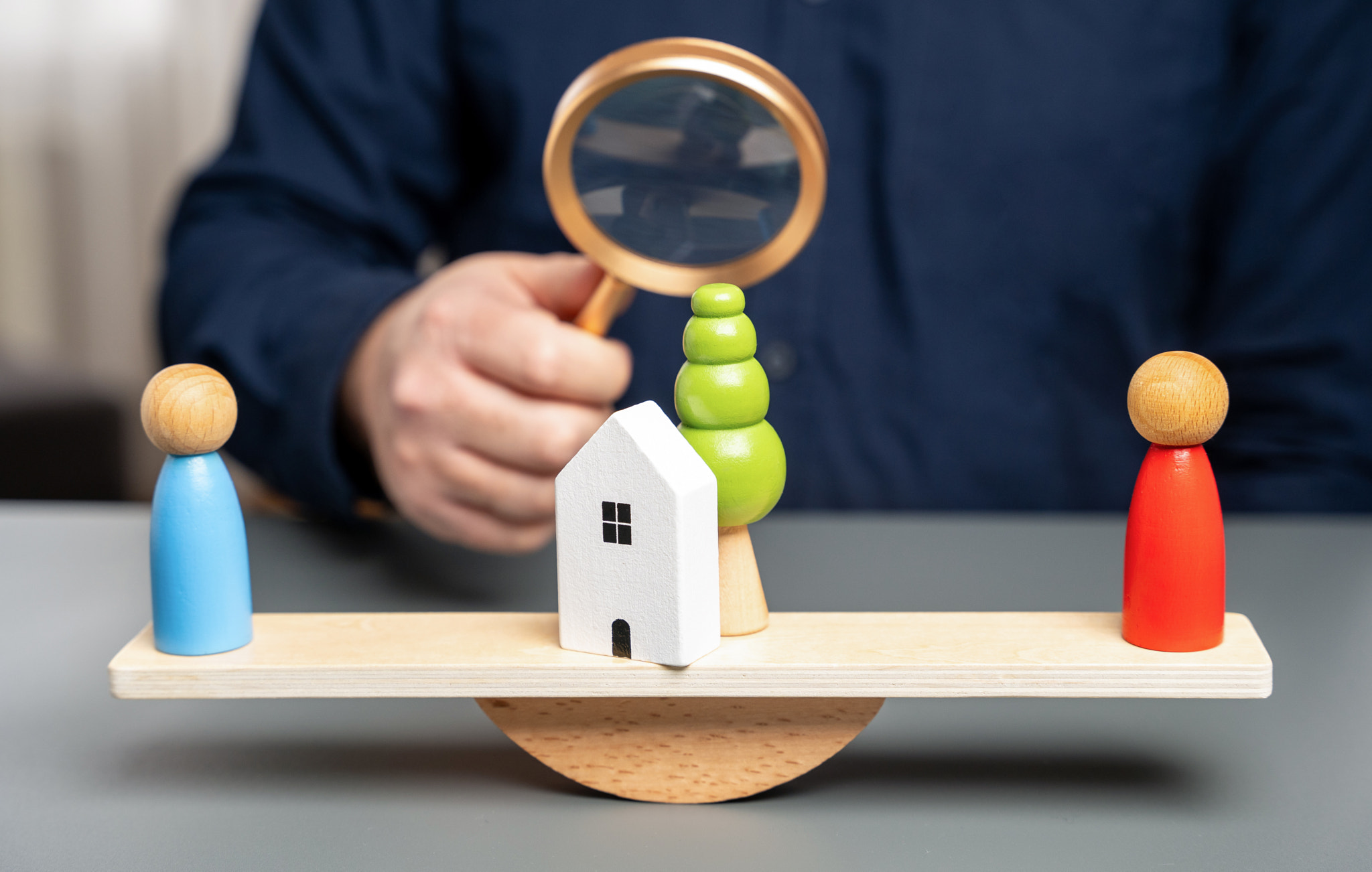 Judging who owns the house. legal consultation. determine ownership. real estate law. Conflict upon