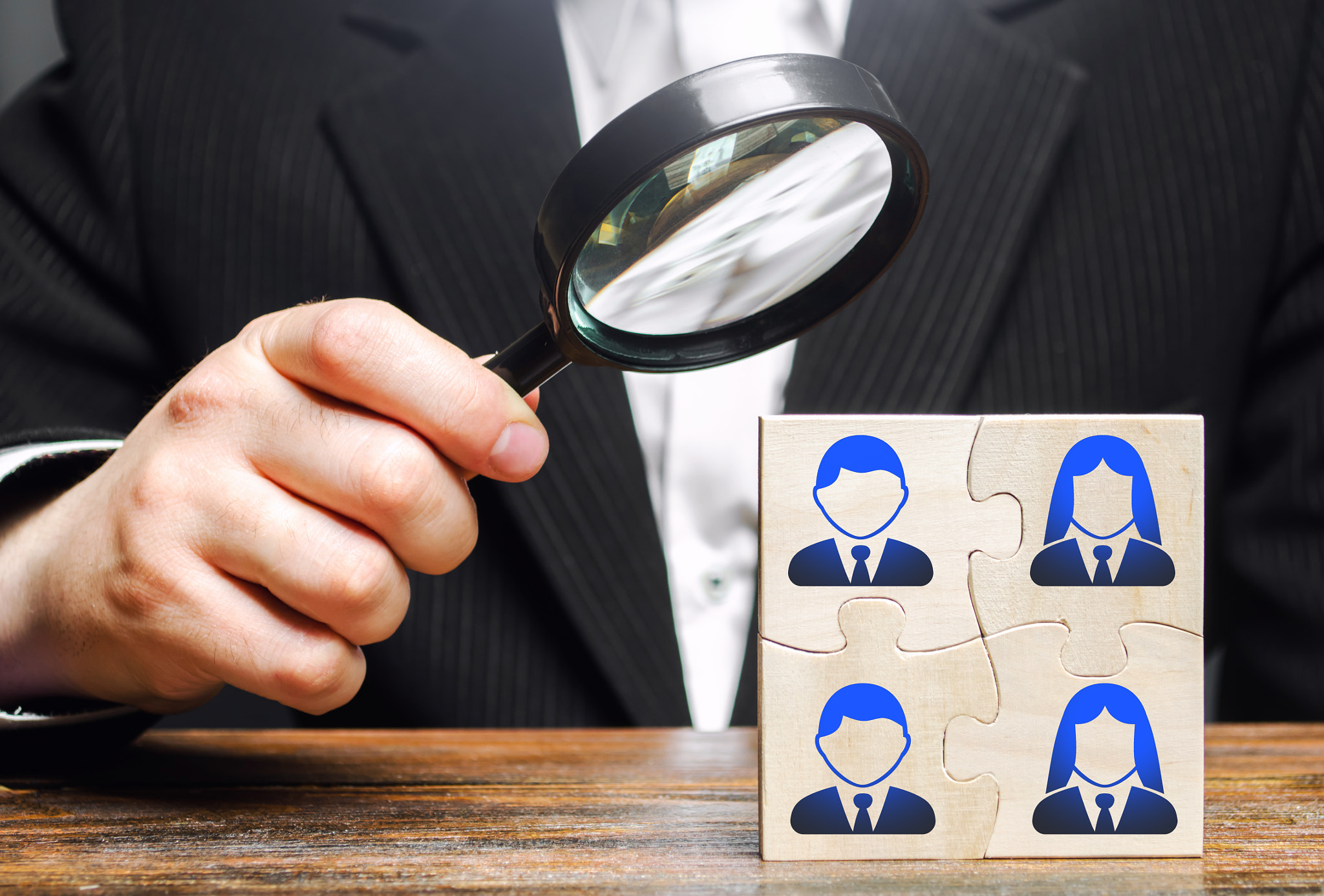 The leader explores the puzzle team of employees. Improving teamwork, efficiency and productivity. S