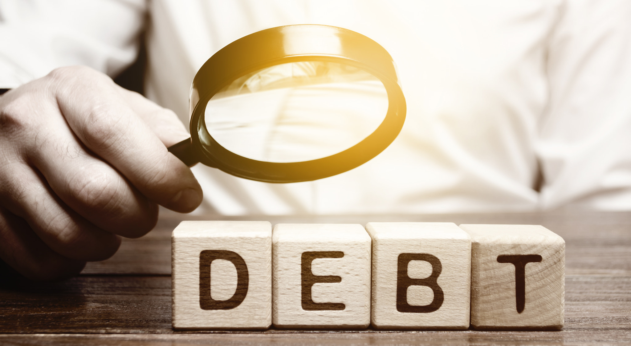 Businessman explores debt. Study of the structure of debt, restructuring and the abolition of penalt
