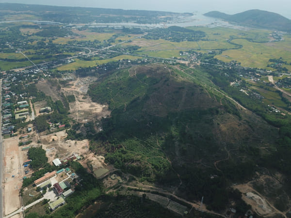 Núi Giàng trong hình ảnh này tự dưng nhỏ bé và hiền lành vô cùng.