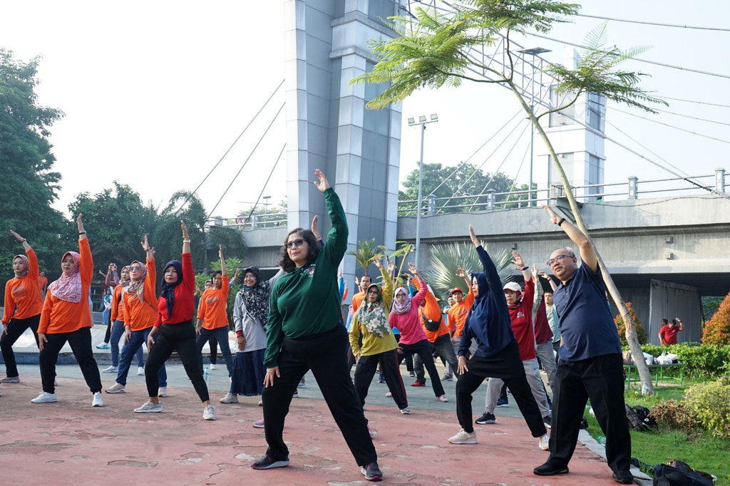 pj wali kota kediri zanariah peringati hari aktivitas fisik sedunia dengan ikut senam bersama