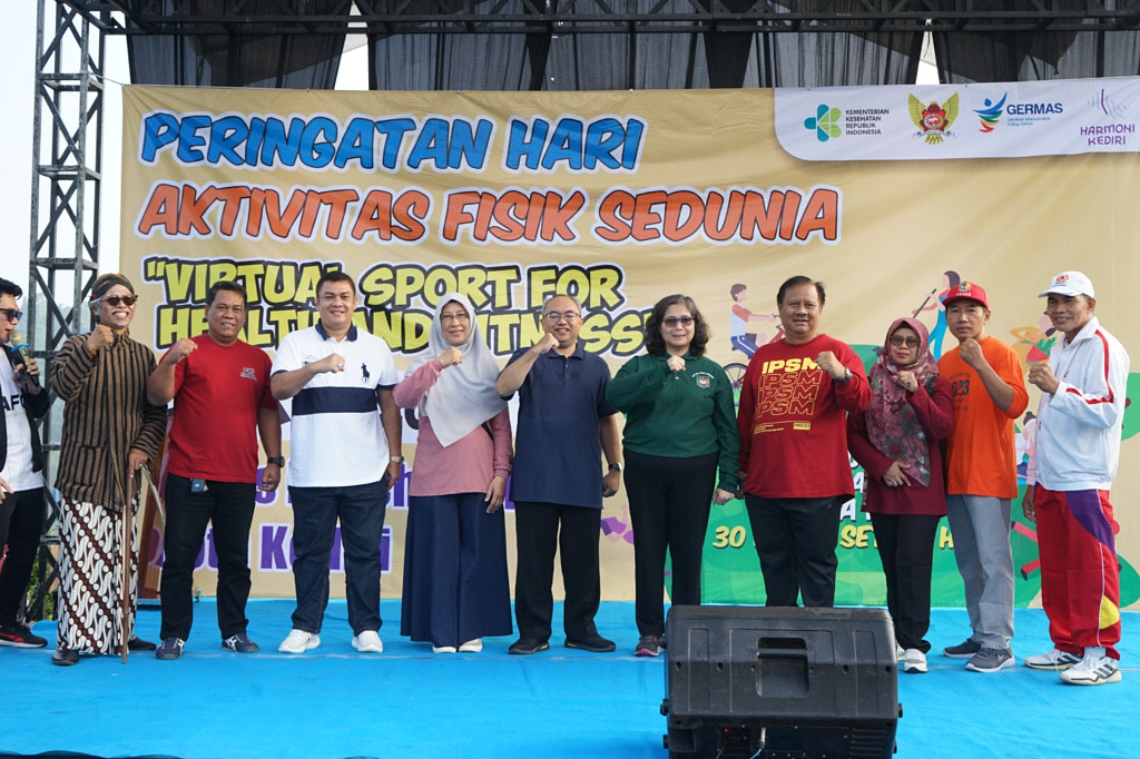pj wali kota kediri zanariah peringati hari aktivitas fisik sedunia dengan ikut senam bersama
