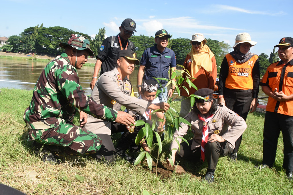 pj wali kota kediri zanariah peringati hari bumi dan hari air dunia world earth day 2024