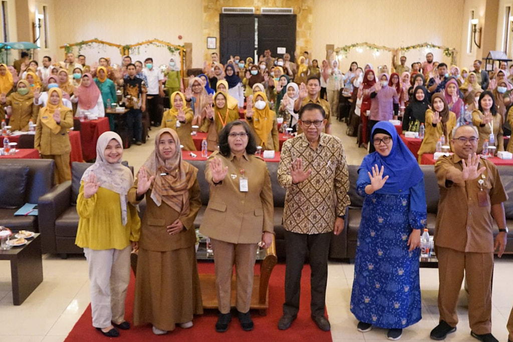 pj wali kota kediri zanariahberi arahan tatalaksana TBC SO dan TBC RO bagi tenaga kesehatan kota kediri