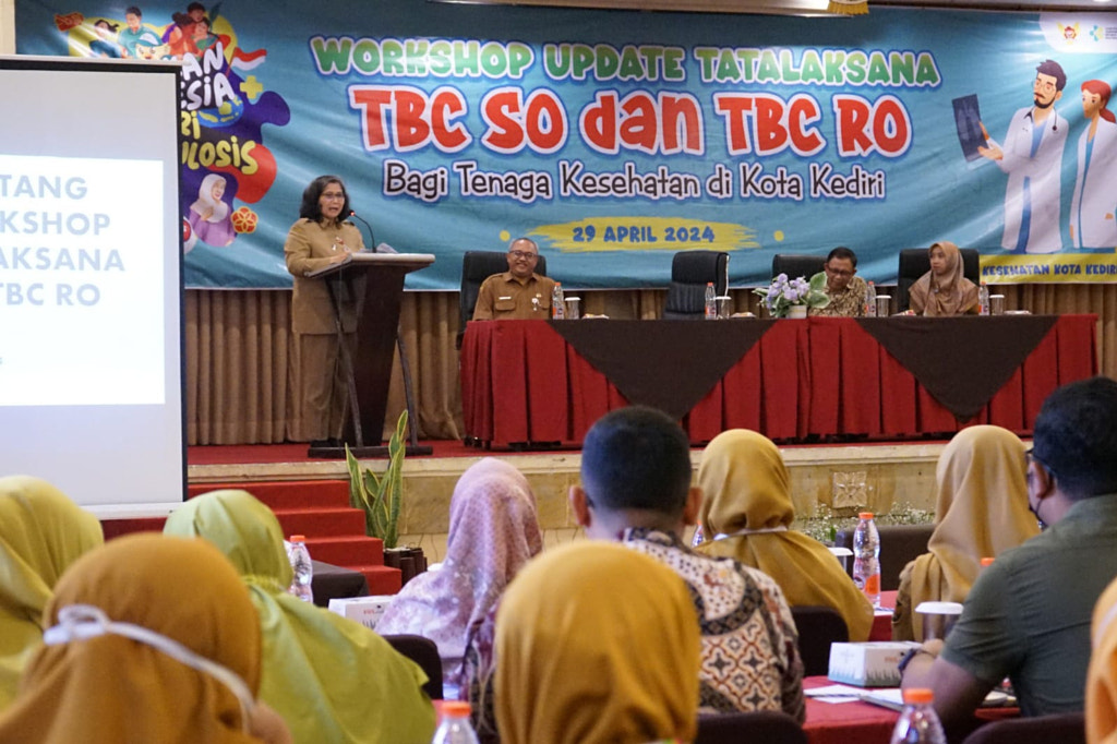 pj wali kota kediri zanariahberi arahan tatalaksana TBC SO dan TBC RO bagi tenaga kesehatan kota kediri