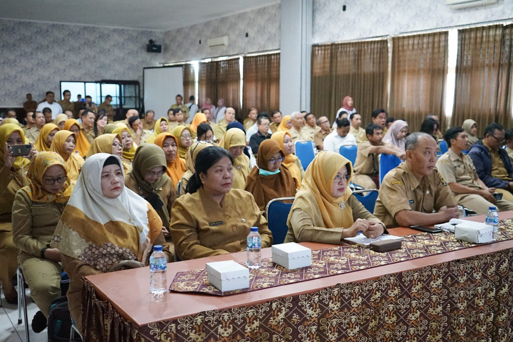 pj wali kota kediri zanariah buka sosialisasi kepegawaian di lingkungan pemerintah kota kediri