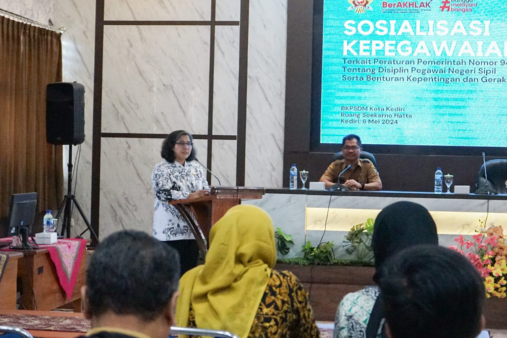pj wali kota kediri zanariah buka sosialisasi kepegawaian di lingkungan pemerintah kota kediri