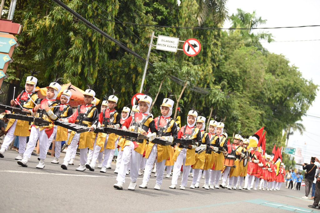 pj wali kota kediri zanariah berangkatkan lomba kirab dan konser drumband