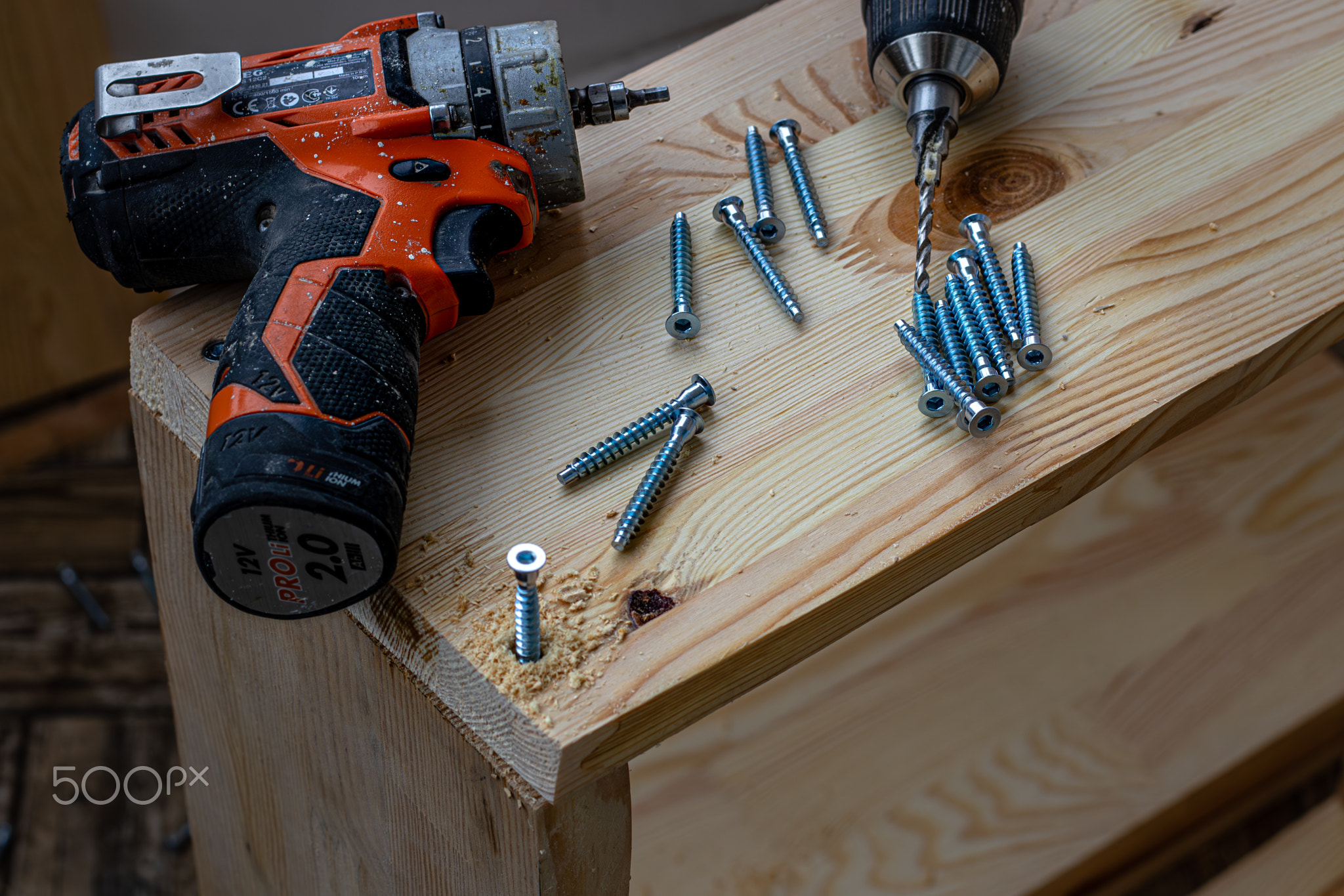 the screwdriver drill is removed, confirm on the twisted cabinet from above
