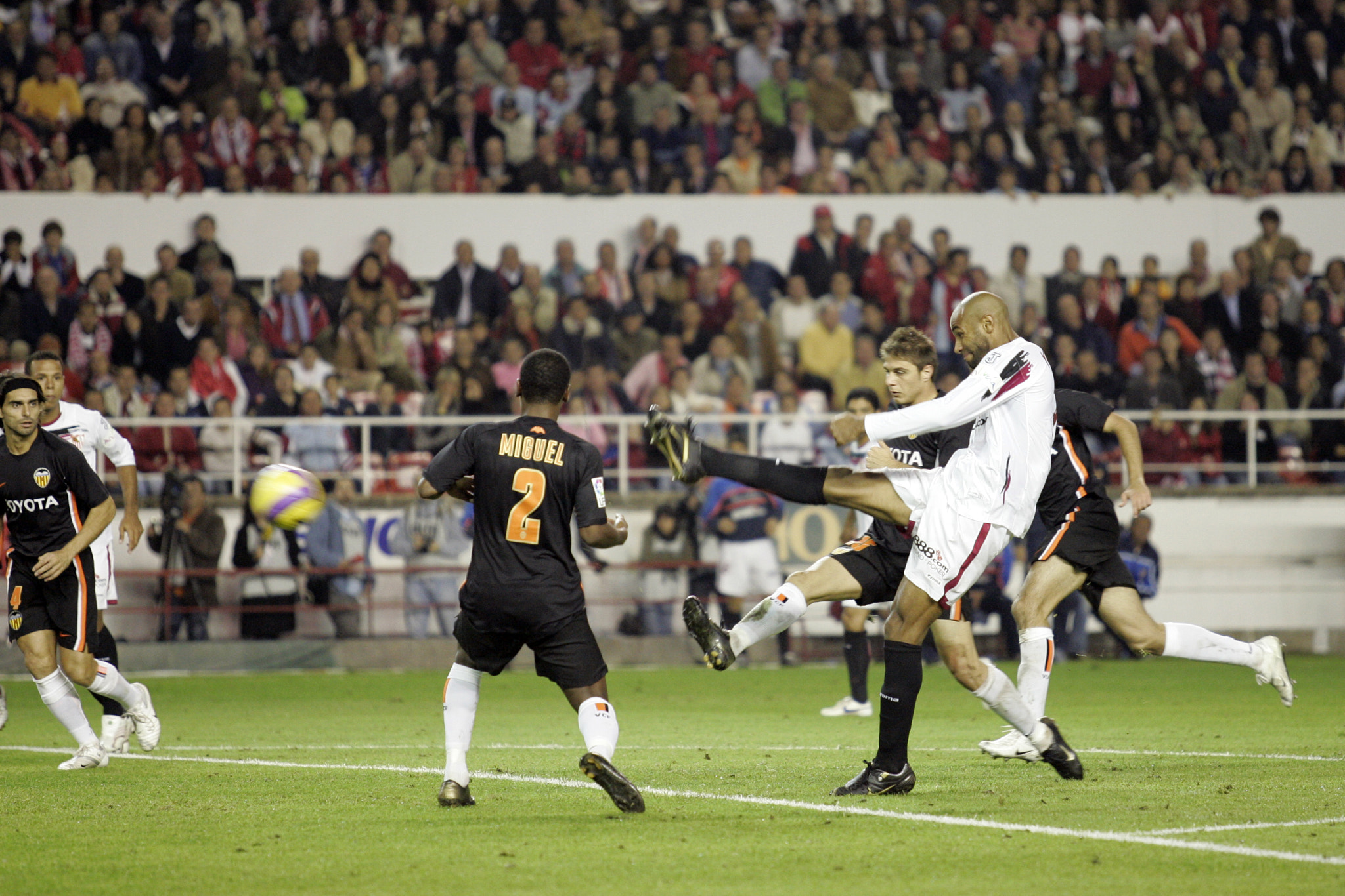 Kanoute shooting on goal. Taken at Sanchez Pizjuan stadium (Sevilla, Spain) on 18 November 2006 duri