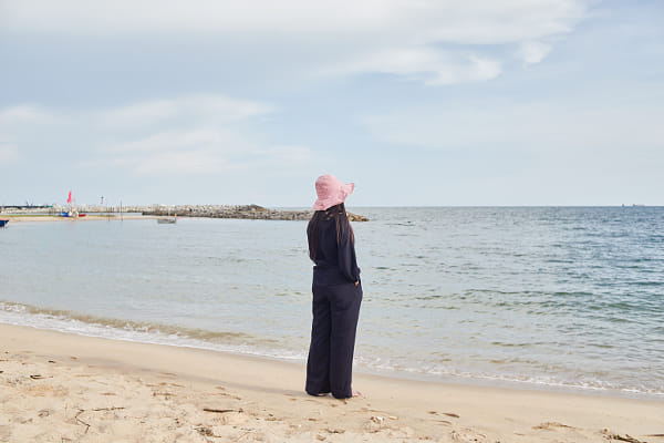 A woman standing on the beach by Anucha Muphasa on 500px.com