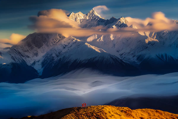日落时白雪皑皑的群山景色