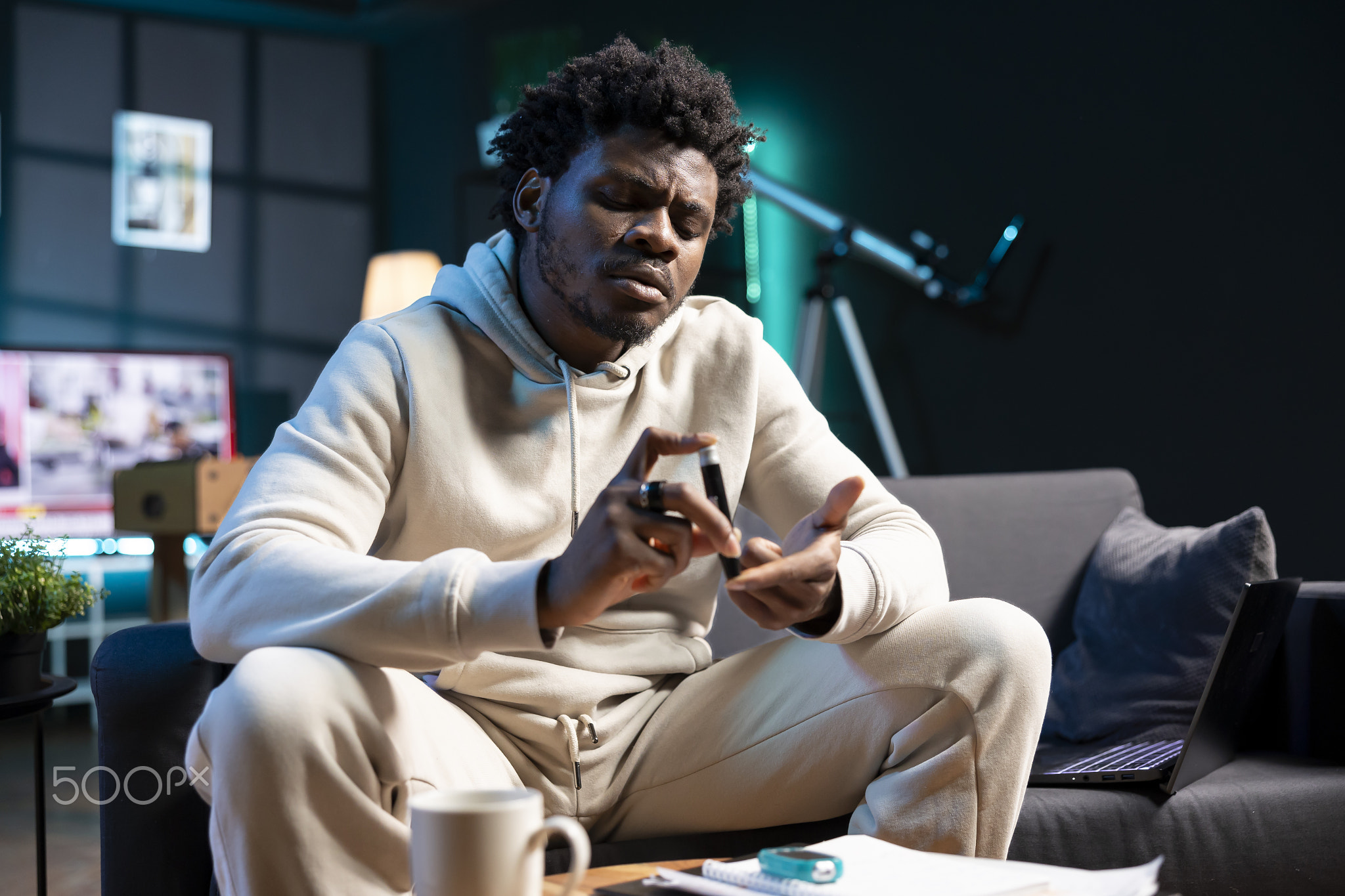 Man clipping own finger using pulse oximeter, monitoring level of