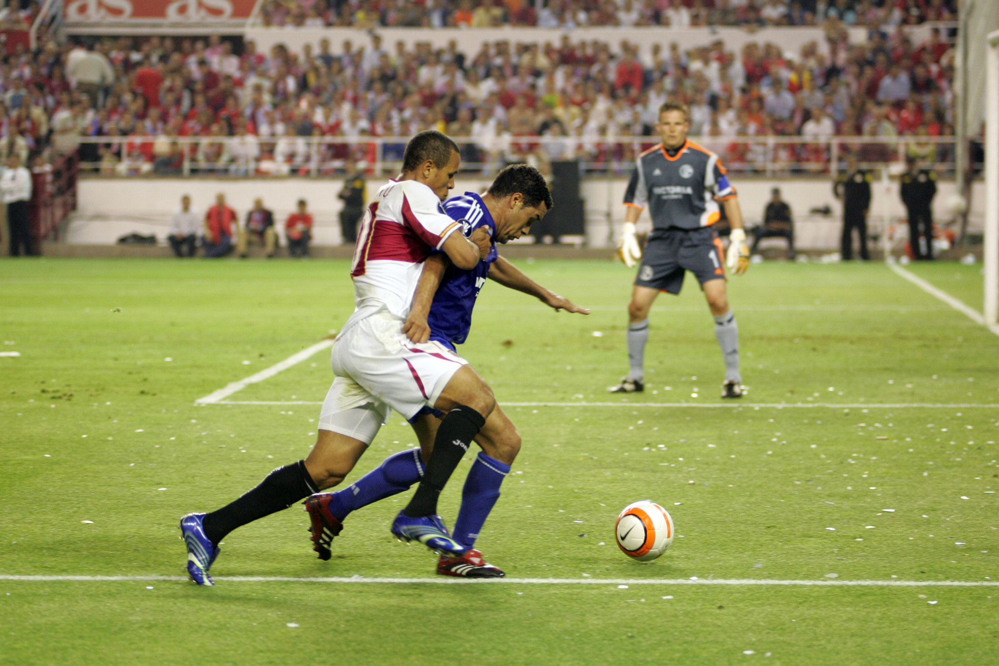 Luis Fabiano and Rodriguez fighting for the ball
