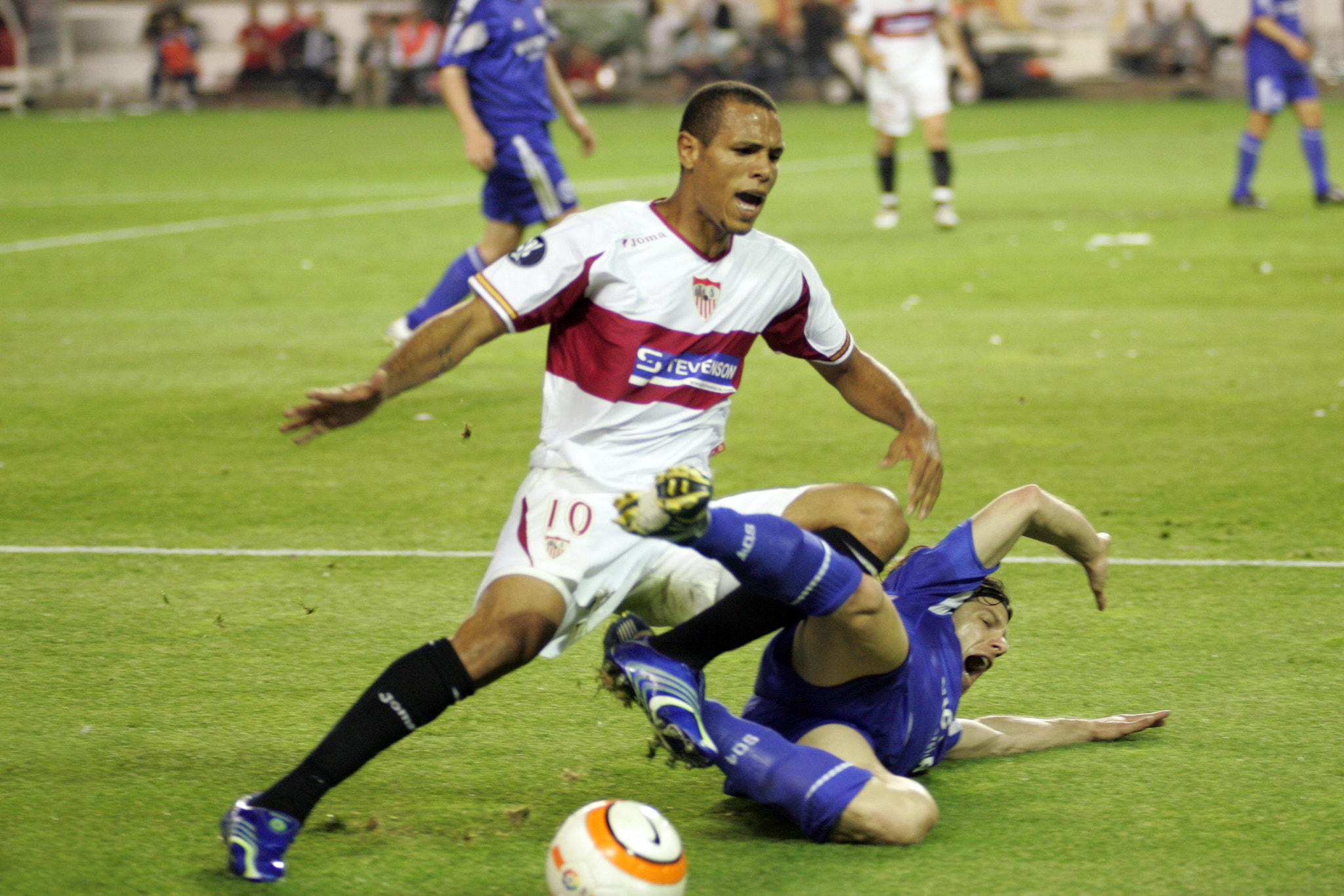 Luis Fabiano and Rafinha fighting for the ball