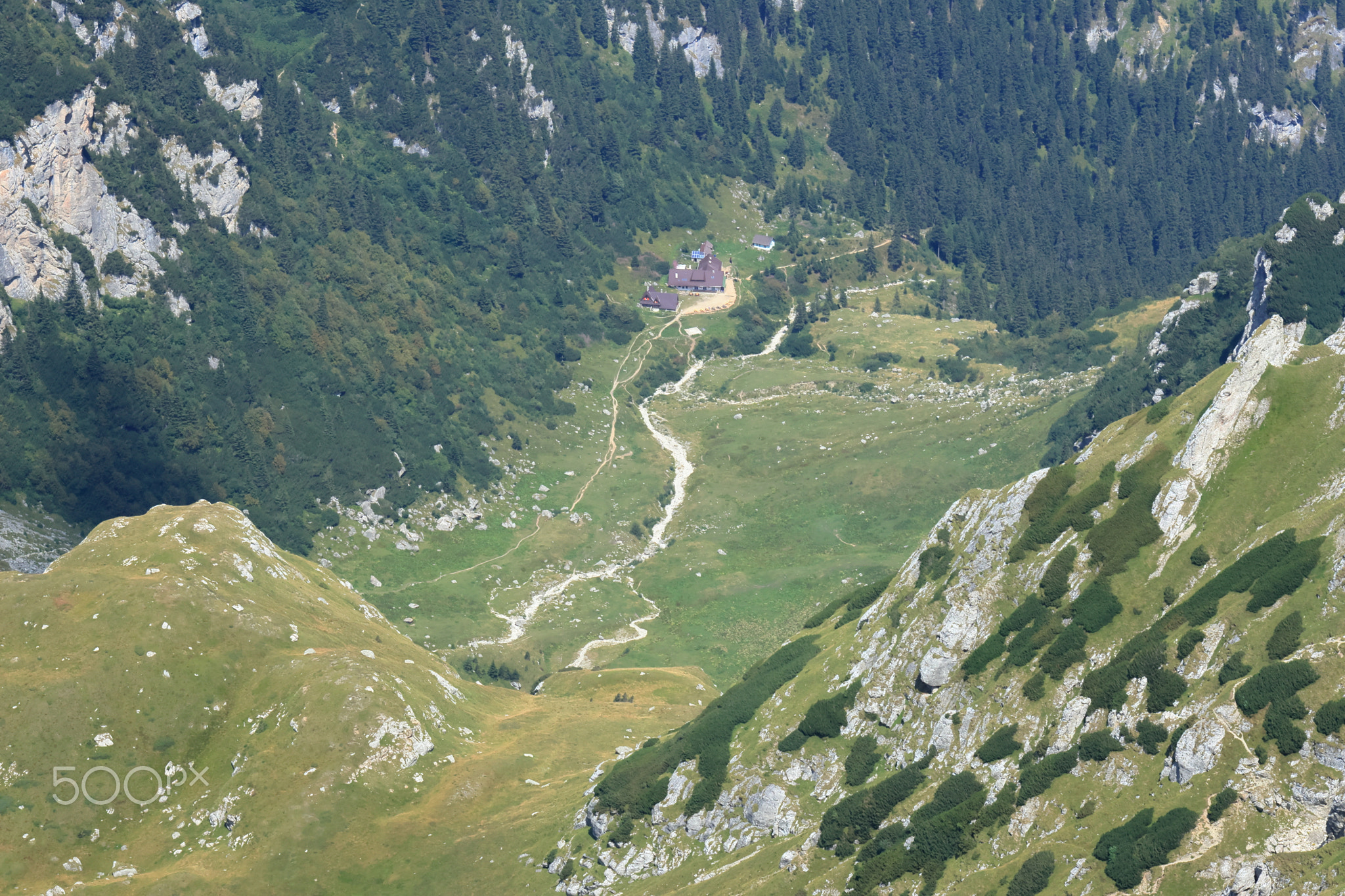 The cottage is 800 m below. In other words, the peak from which the photo is taken is 800 m higher t