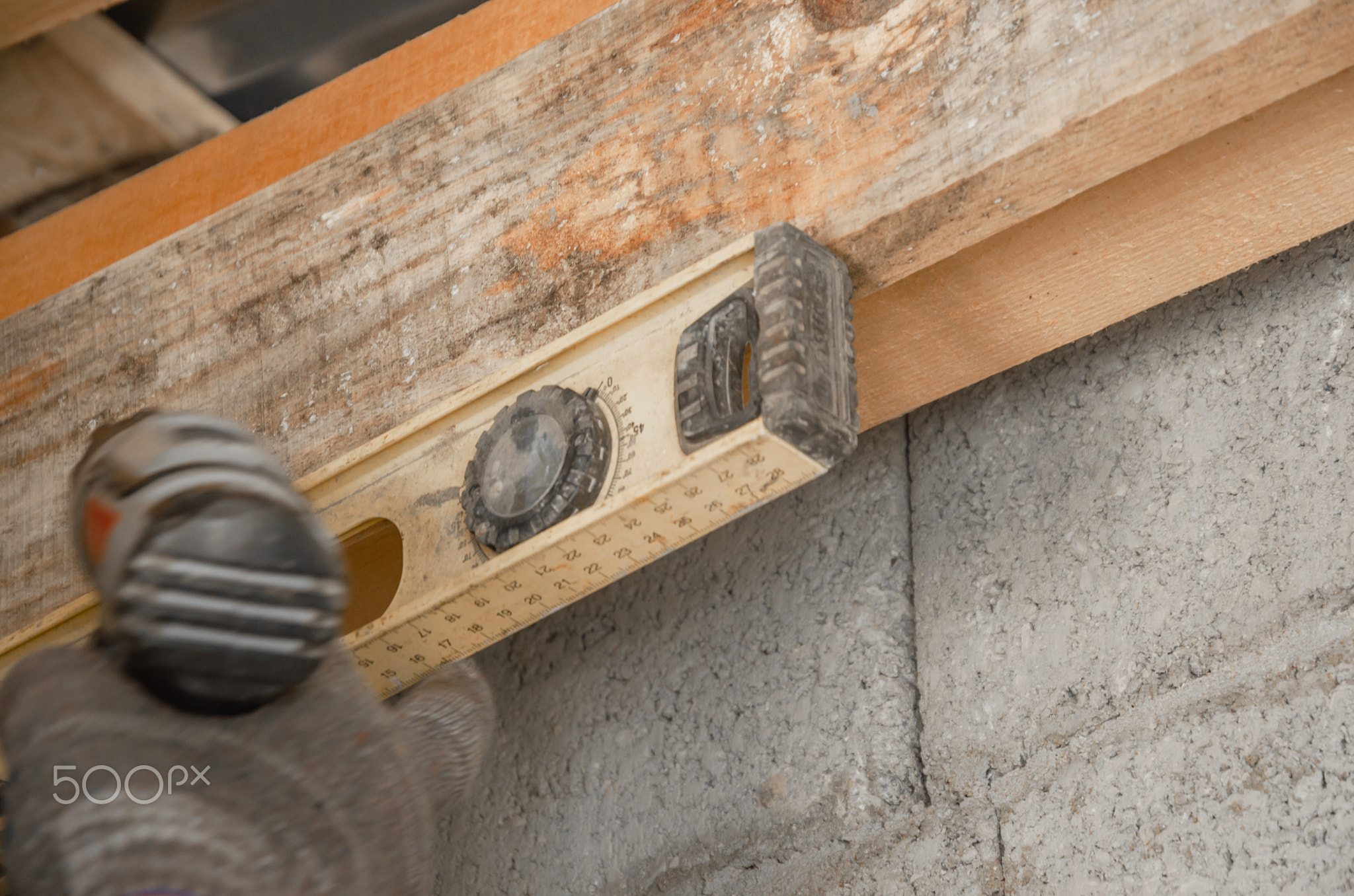measure the level during construction. Ceiling repair, measuring the