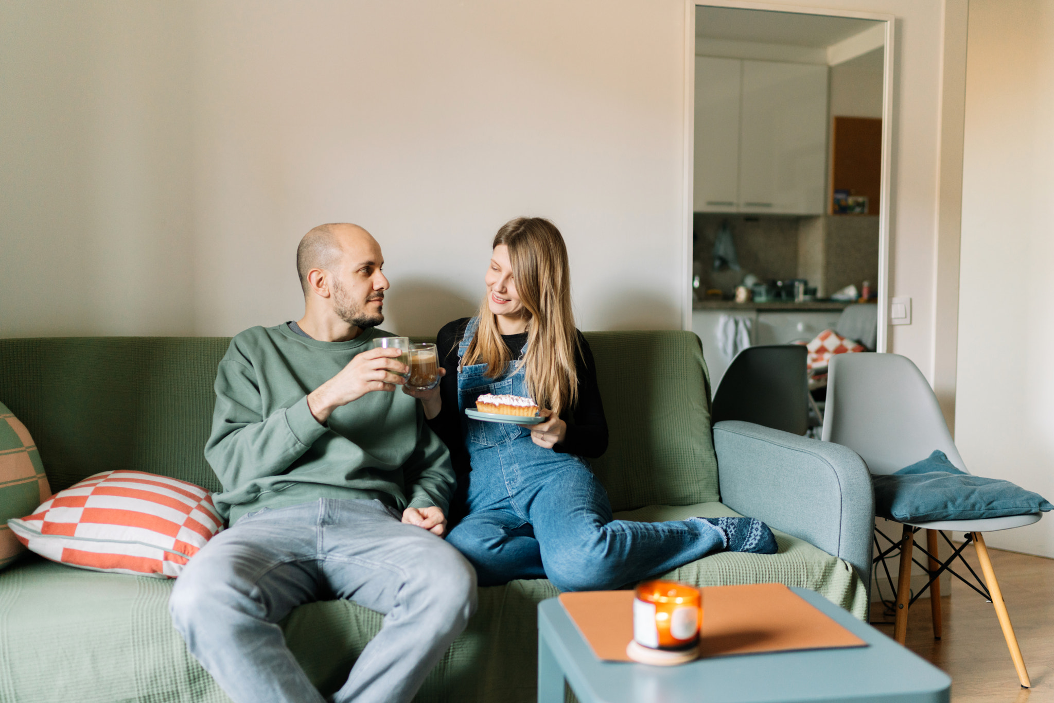 Couple sitting on sofa with a lemon cake