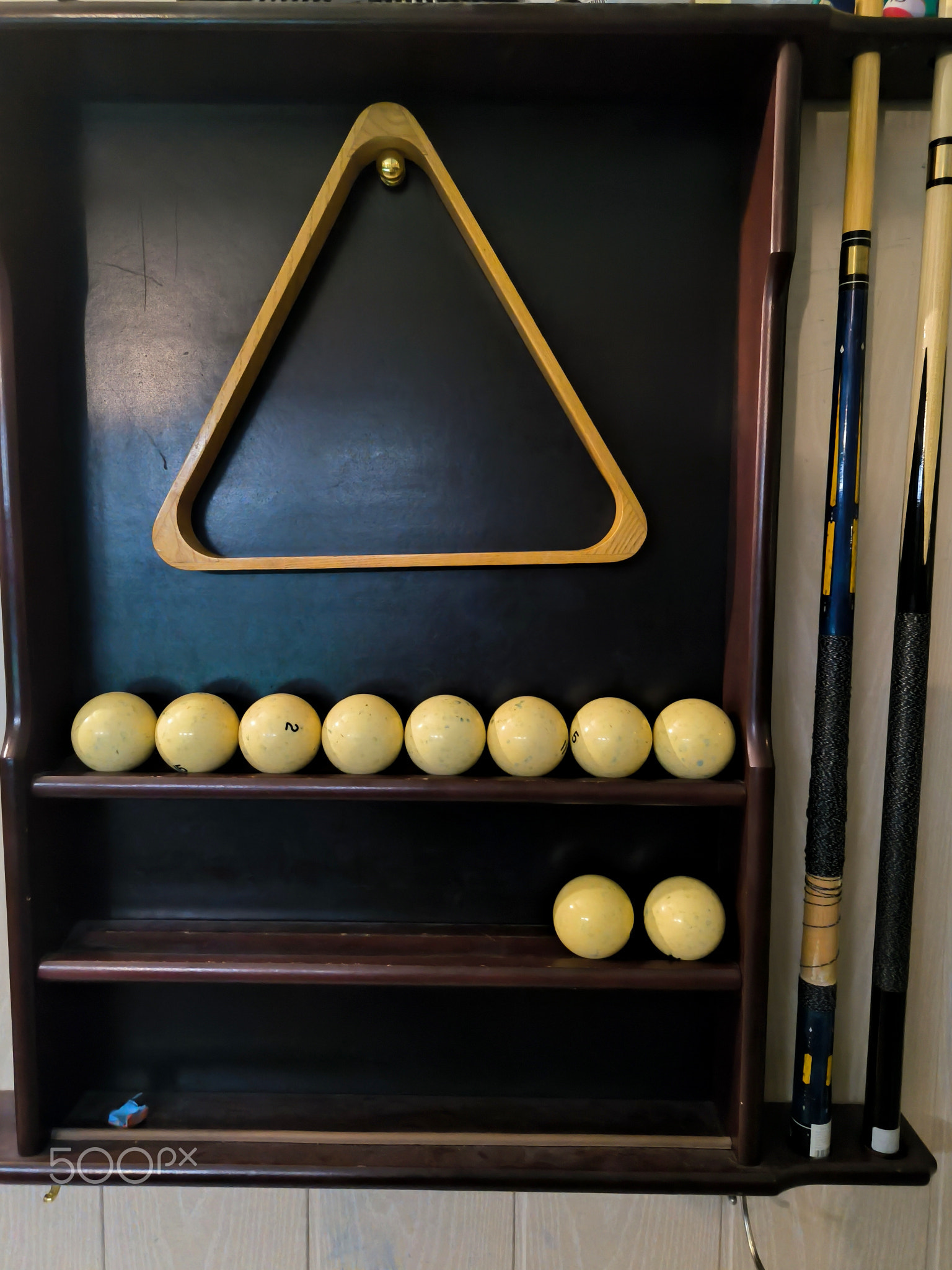 Shelf for storing billiard balls and cues