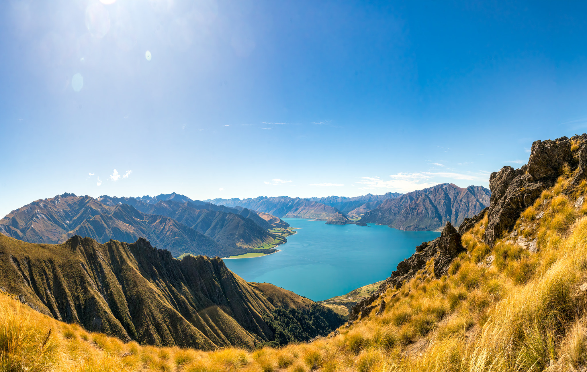 Views of lake Hawea from the Ishmus track walkway