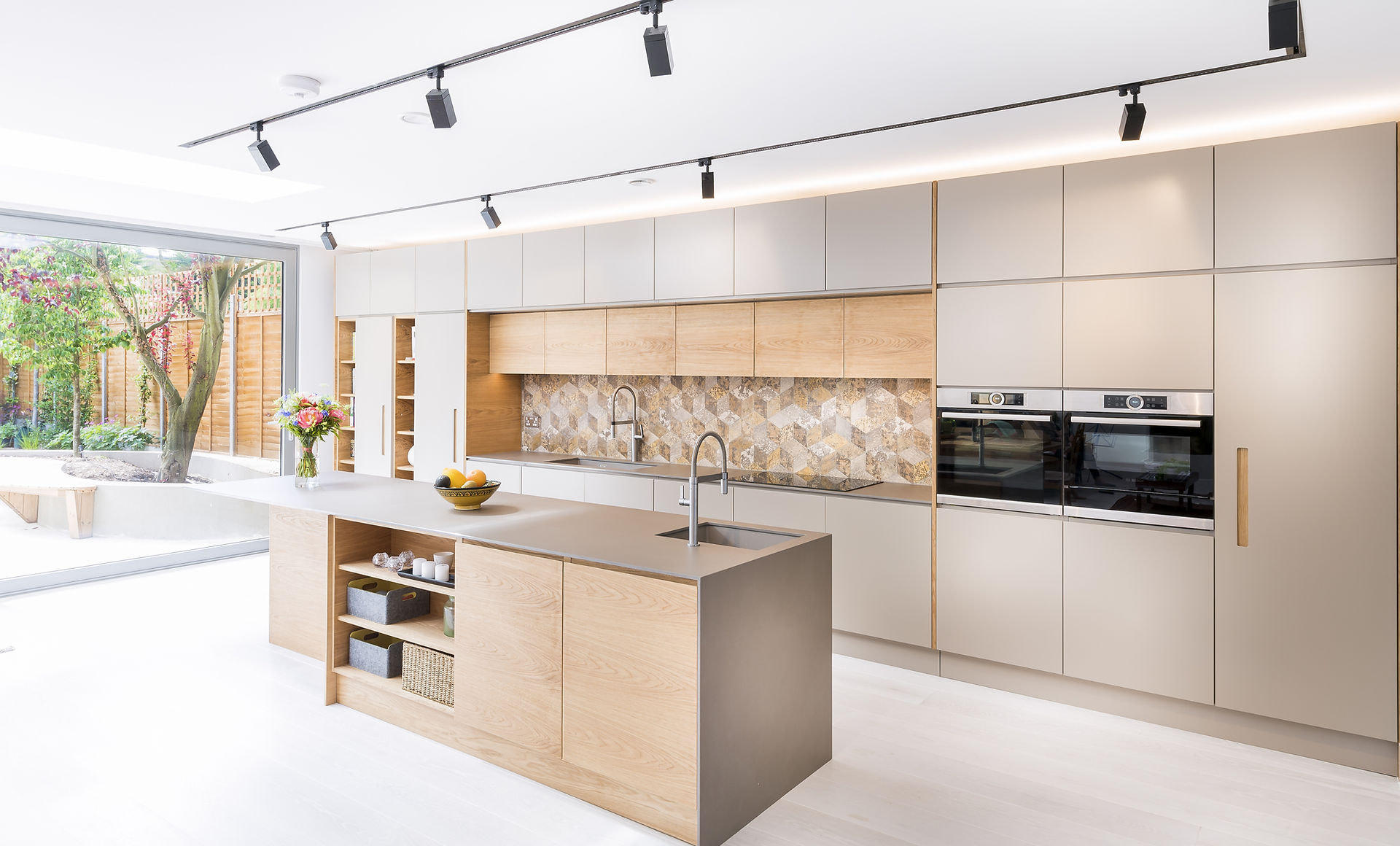 v2?sig=aa012ab8d19f956cce5bc8f397276d9265db29408352f4a4907a51e5738d6f77