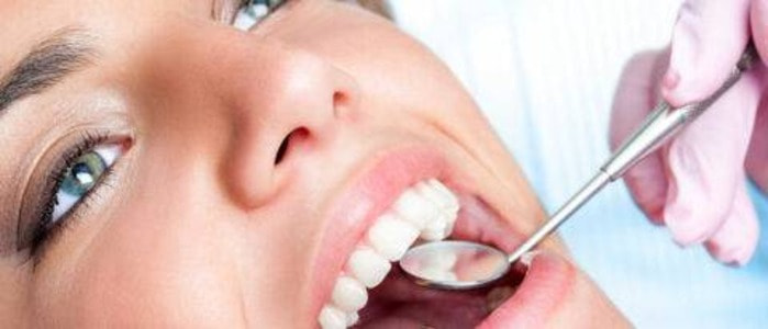 Vorbeugende Zahnreinigung Zürich: Frischer Atem und gesundes Zahnfleisch