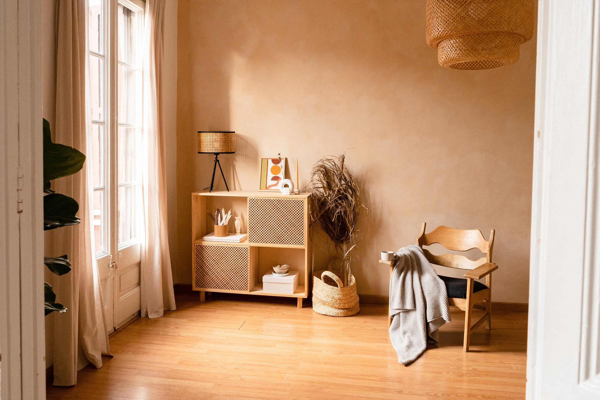#V Empty room with doors