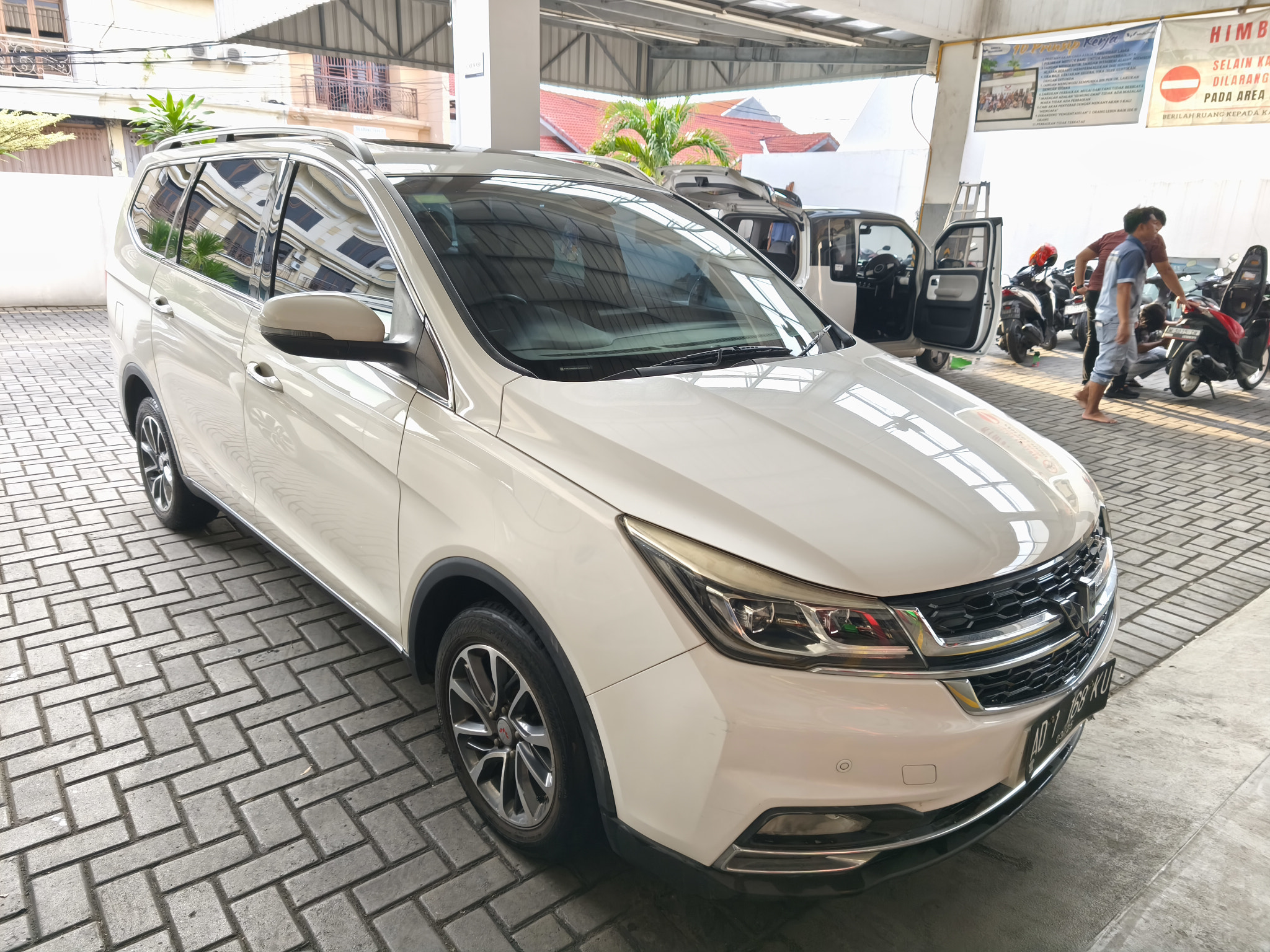 Pristine White Wuling Cortez CE 2022 – Premium MPV Front Right View