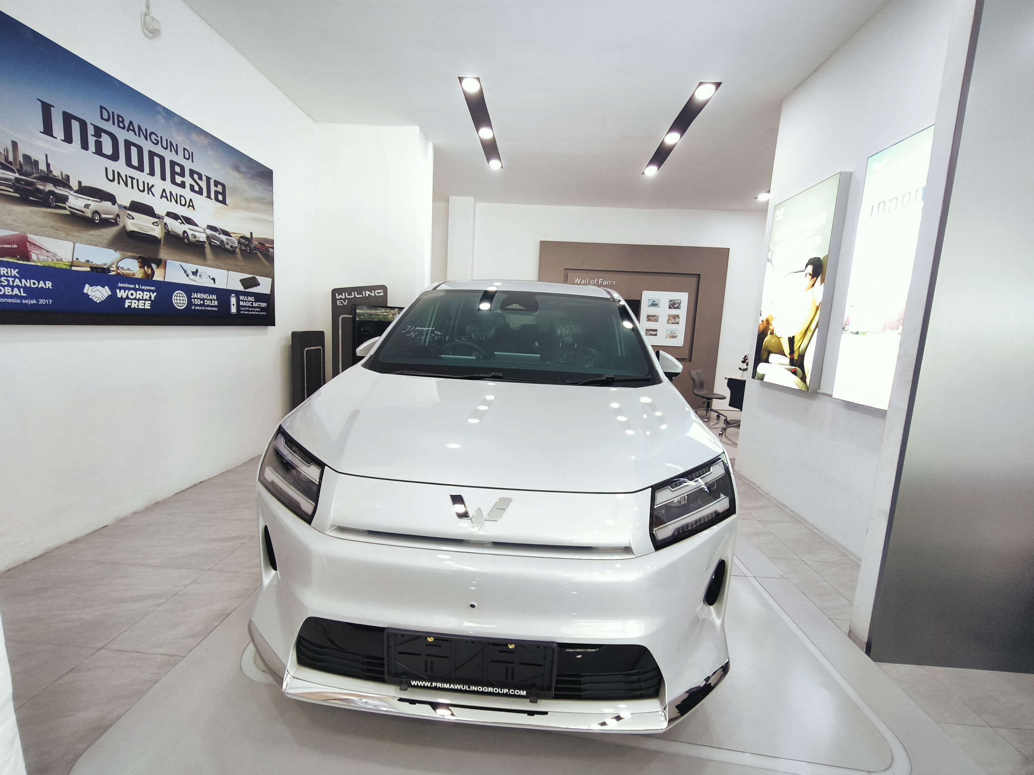 Wuling Darion EV Frosty White Front View Photo