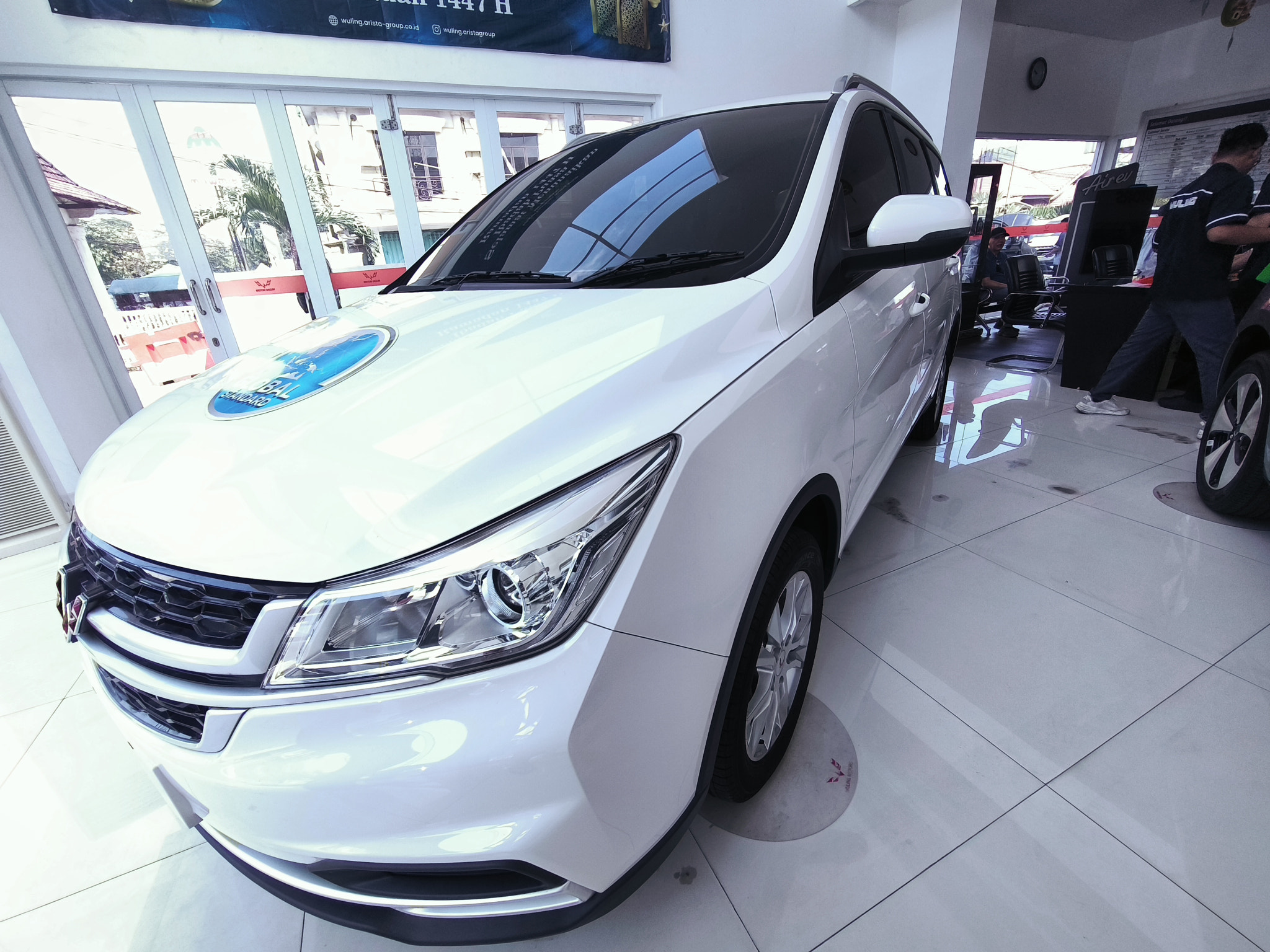 Wuling Cortez S 2025 Pristine White Front Right View Premium MPV Style