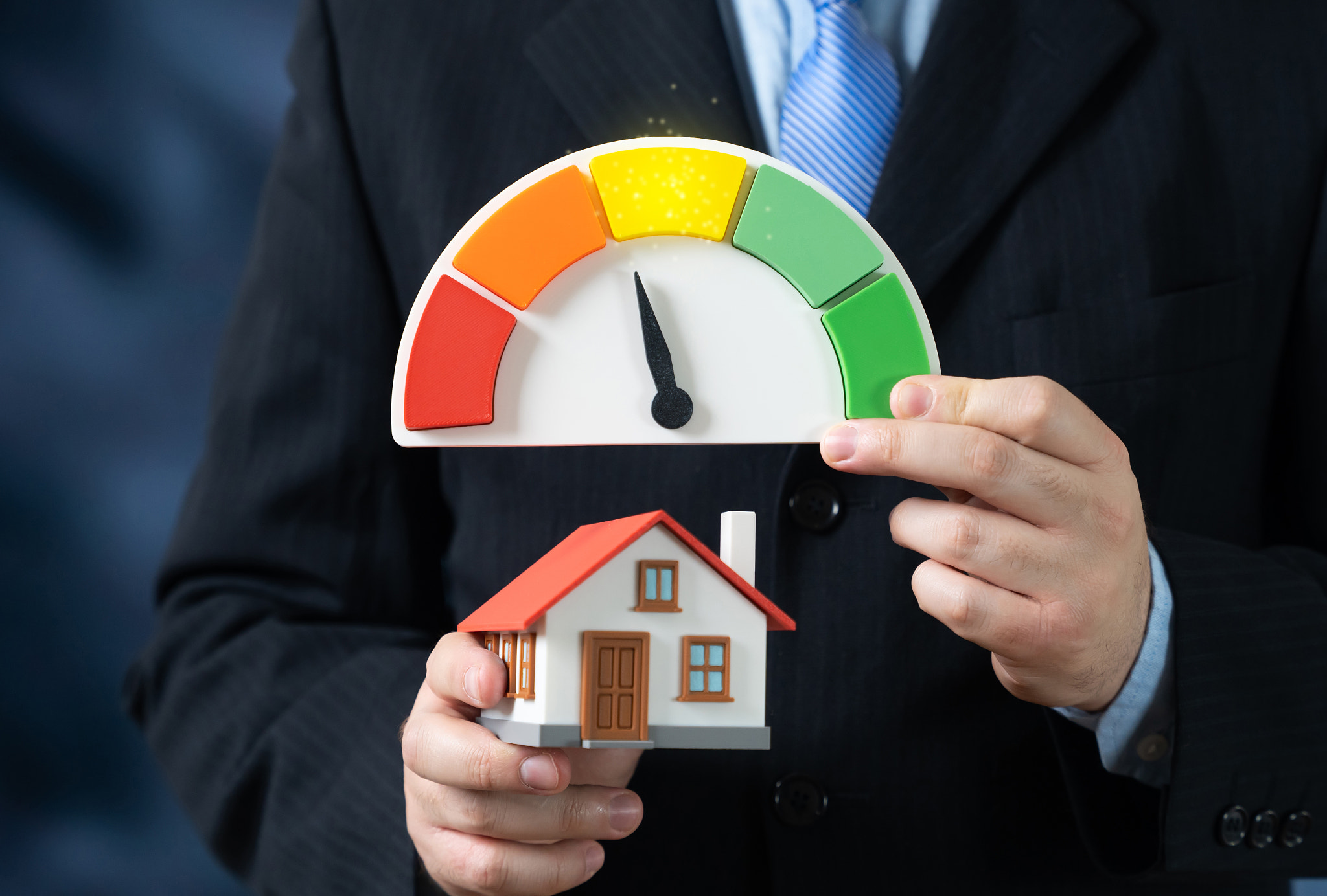 A house and an energy efficiency scale showing unsatisfactory values. Heat loss and excessive energy