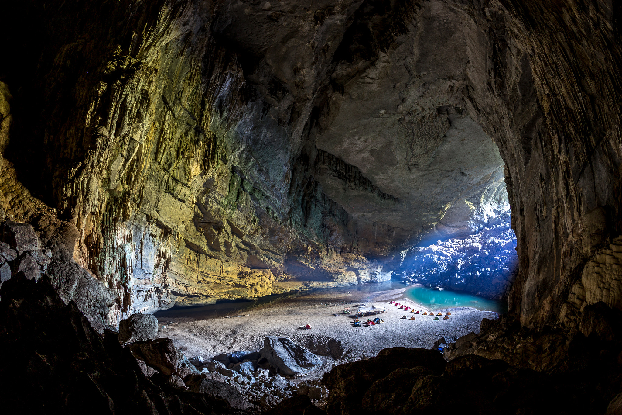 Inside Én cave, the world's 3rd largest cave