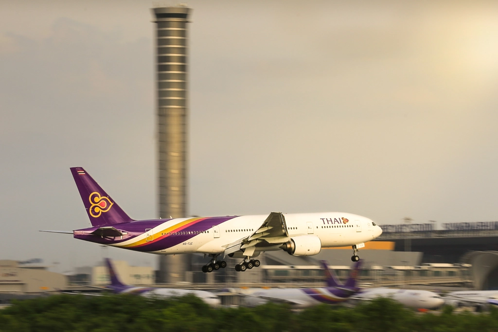 THAI AIRWAYS LANDING AT BANGKOK AIRPORT by Jate Bulsuk on 500px.com