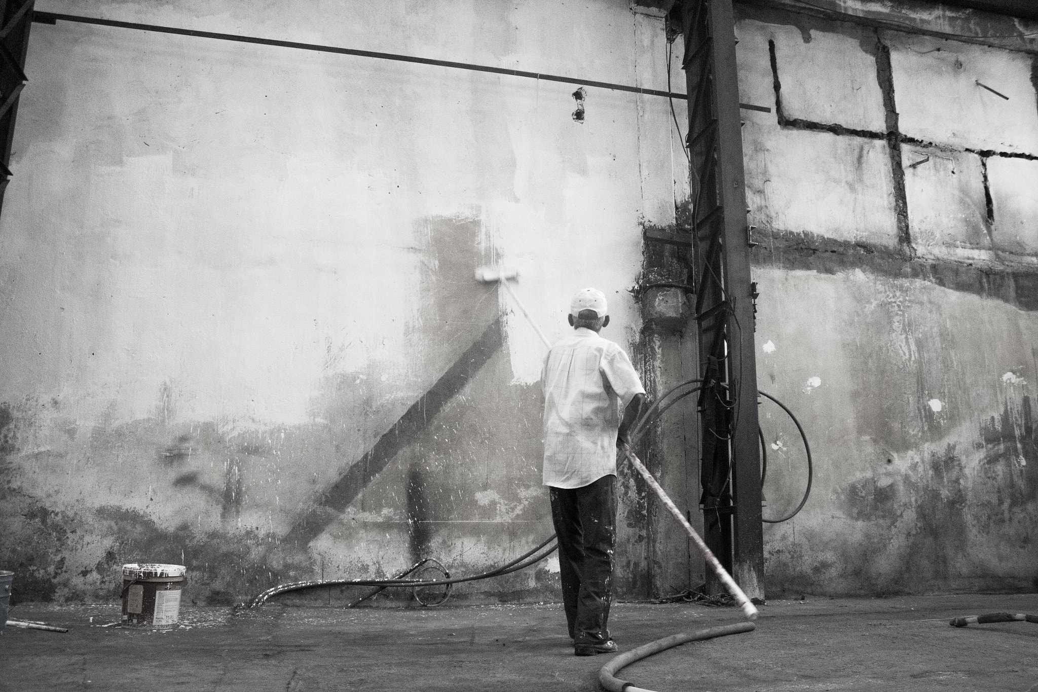 boyacı ve duvar by ahmet hamdi / 500px