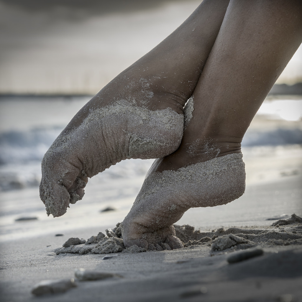Feet in the sand by Vicenç Dorsé on 500px.com