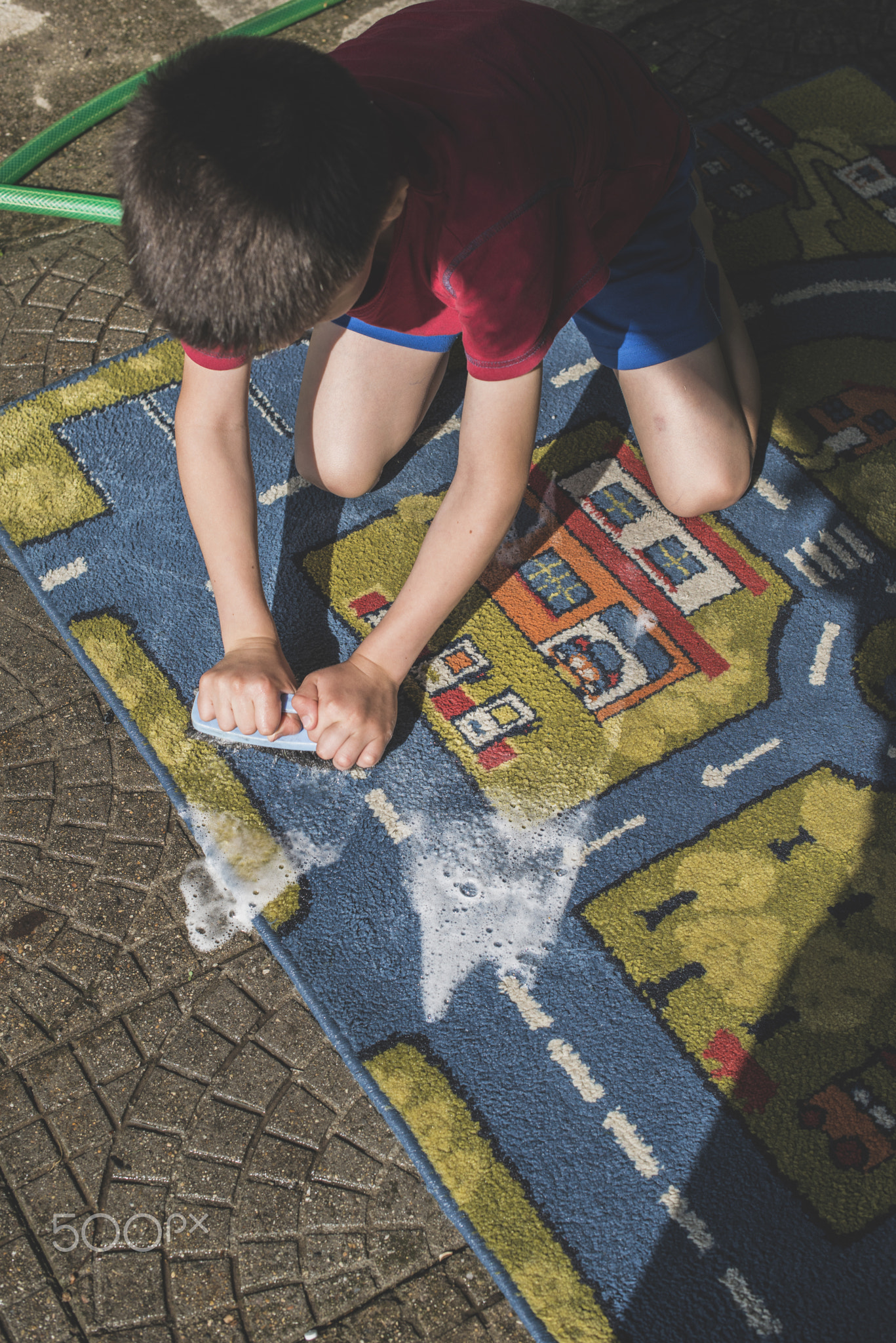 Child clean a carpet