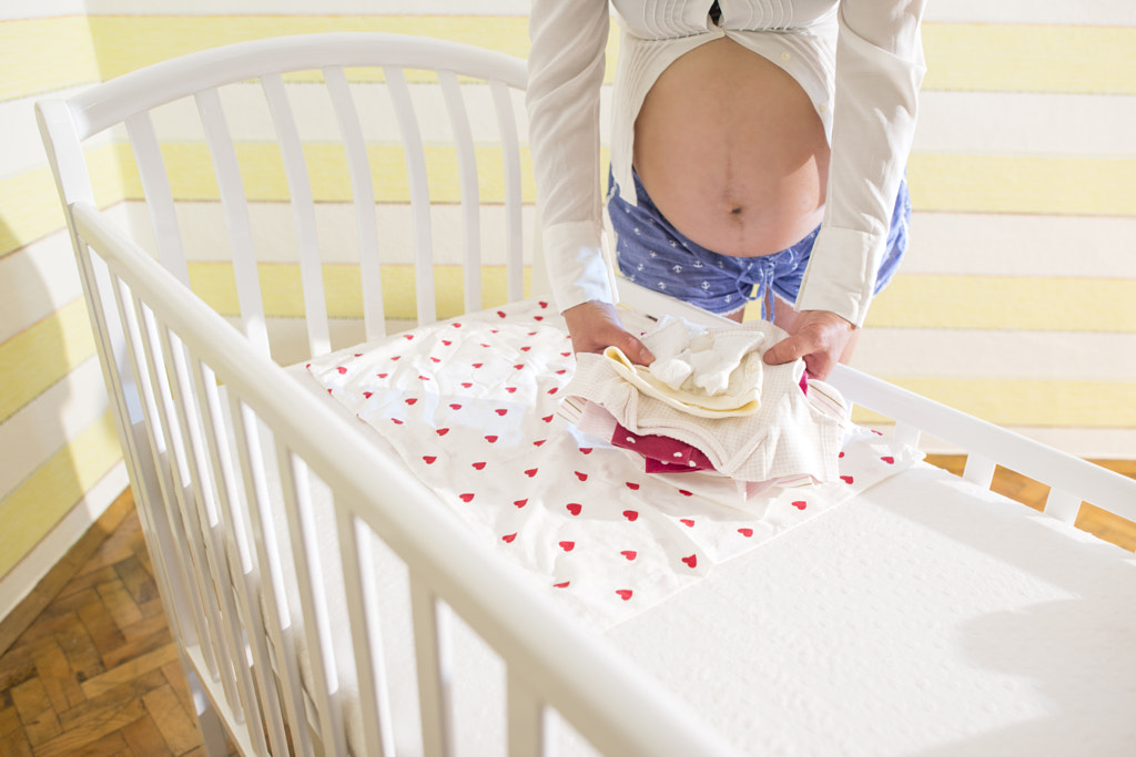 Pregnant women in a baby room. by Deyan Georgiev on 500px.com