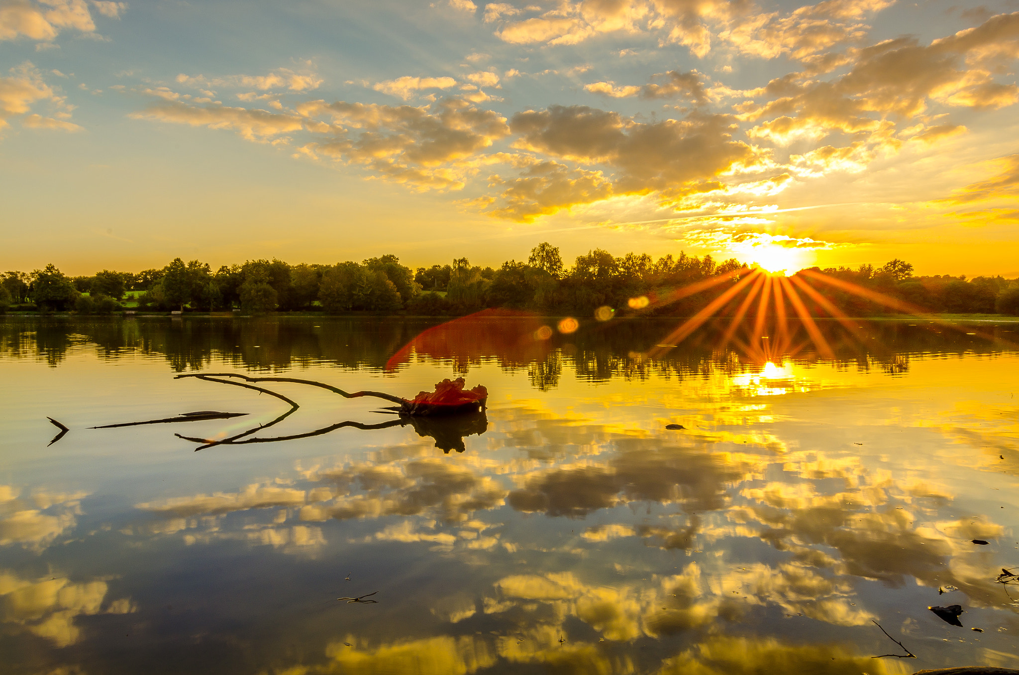 Sunset, Lac de beaulieu by GREGORY BOUE / 500px