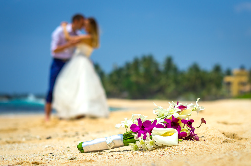 Wedding couple kissing on the beach by Valentyn Shevchenko on 500px.com