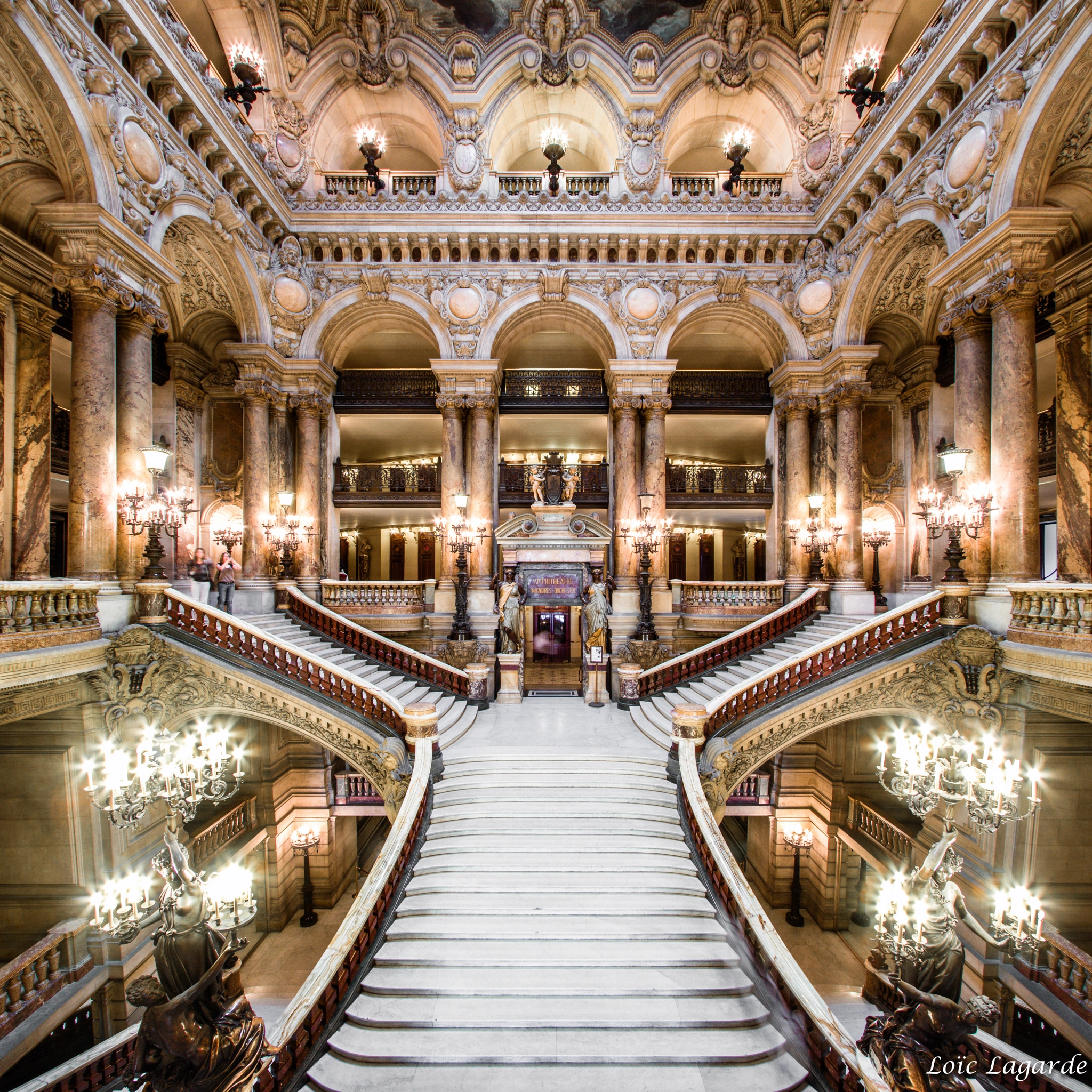 Концертные залы парижа. Опера Гарнье в Париже. Дворец Гарнье. Опера Гарнье Холл. Опера Гарнье Париж лестница.