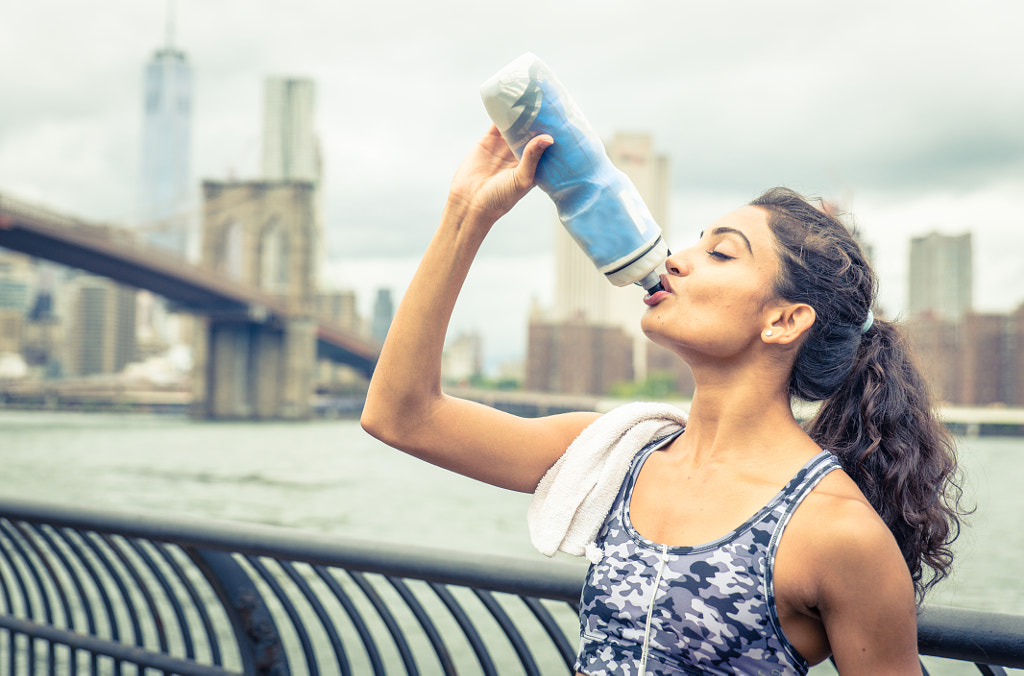 Thirsty athlete drinking after long run in New york city. Brooklyn bridge and skyline in the backgro by Cristian Negroni on 500px.com