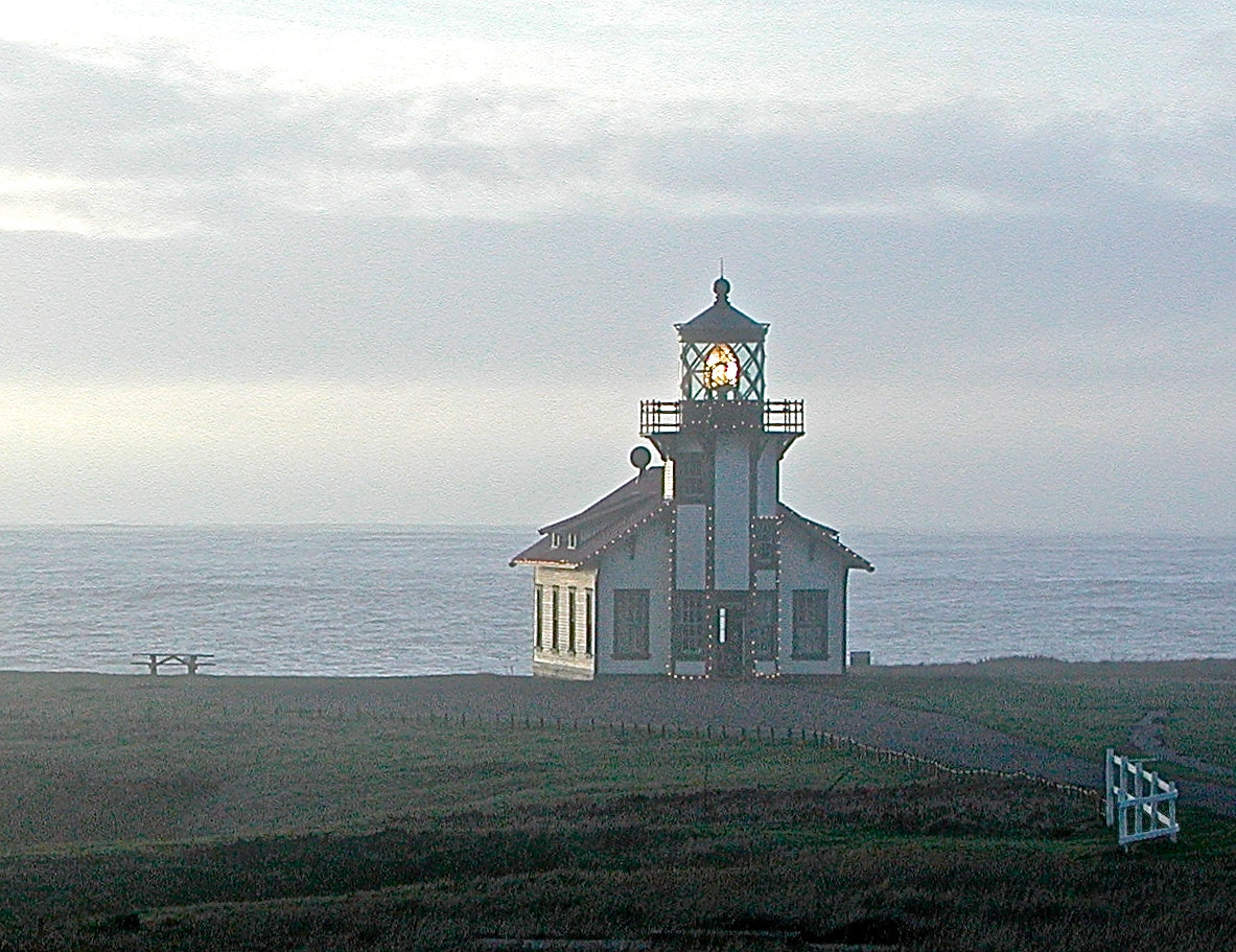 Olympus C3040Z sample photo. Pt. cabrillo lighthouse in the mist photography