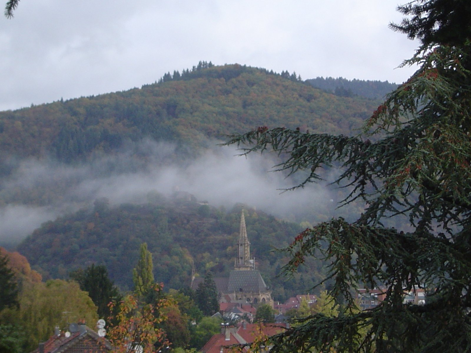 Sony DSC-P8 sample photo. Collégiale de thann sous un banc de brume photography